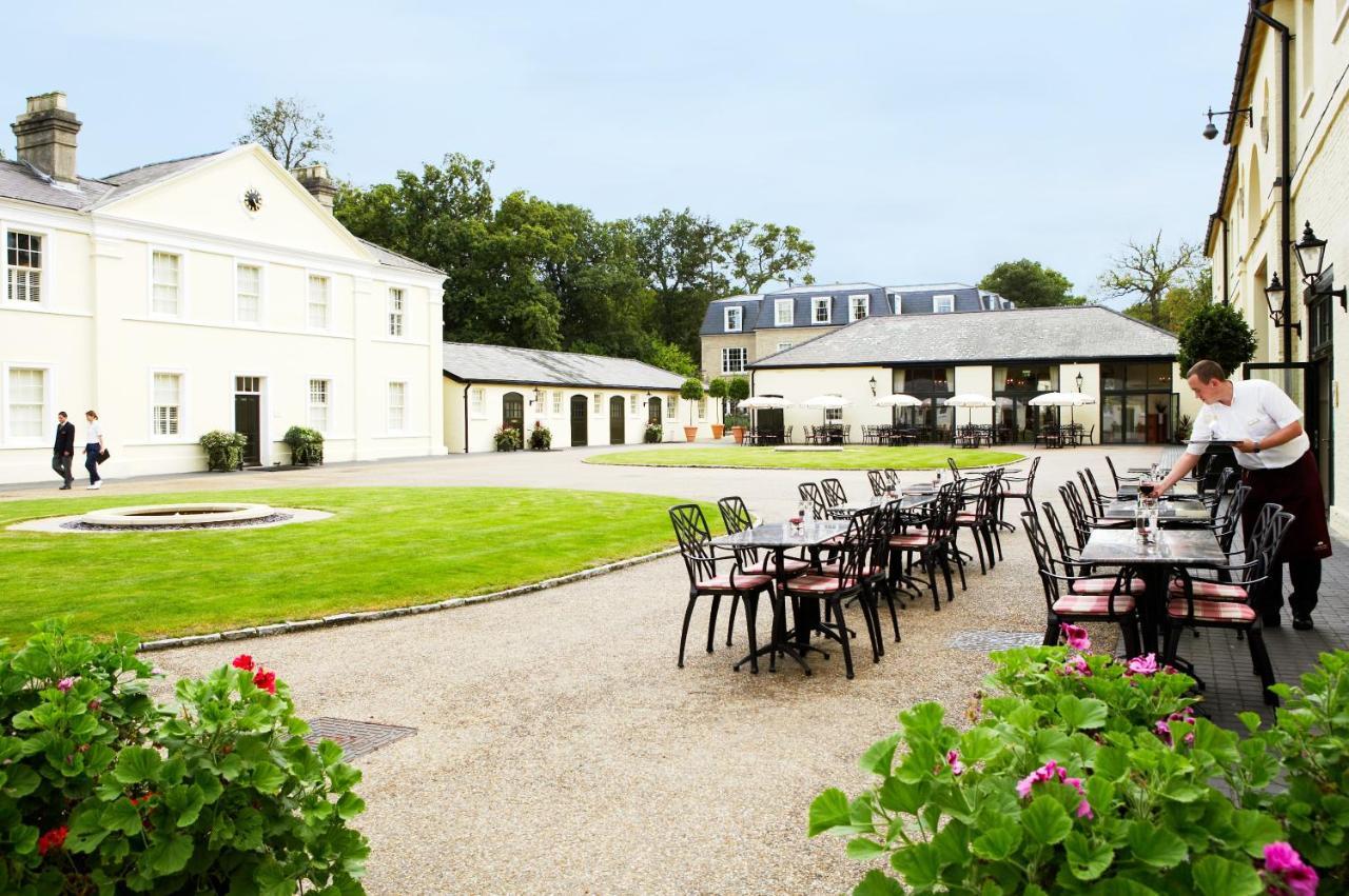 Luton Hoo Hotel, Golf And Spa Luton (Bedfordshire) Exterior foto The courtyard at the hotel