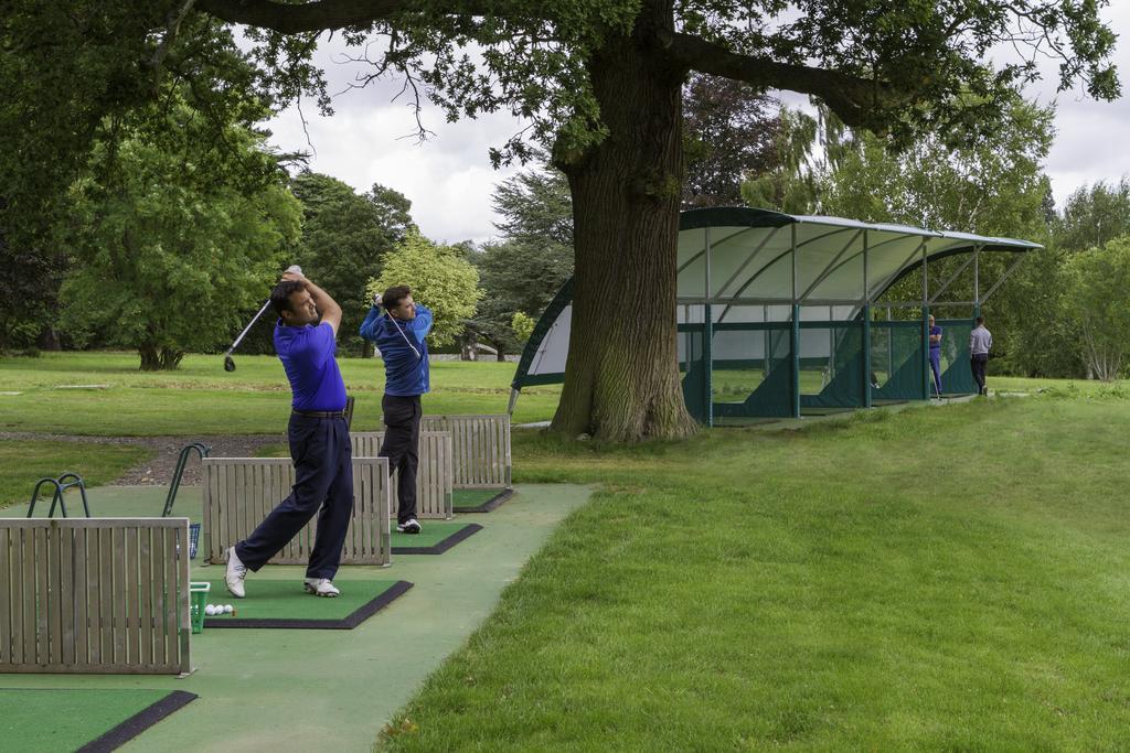 Luton Hoo Hotel, Golf And Spa Luton (Bedfordshire) Exterior foto Golfers at the driving range