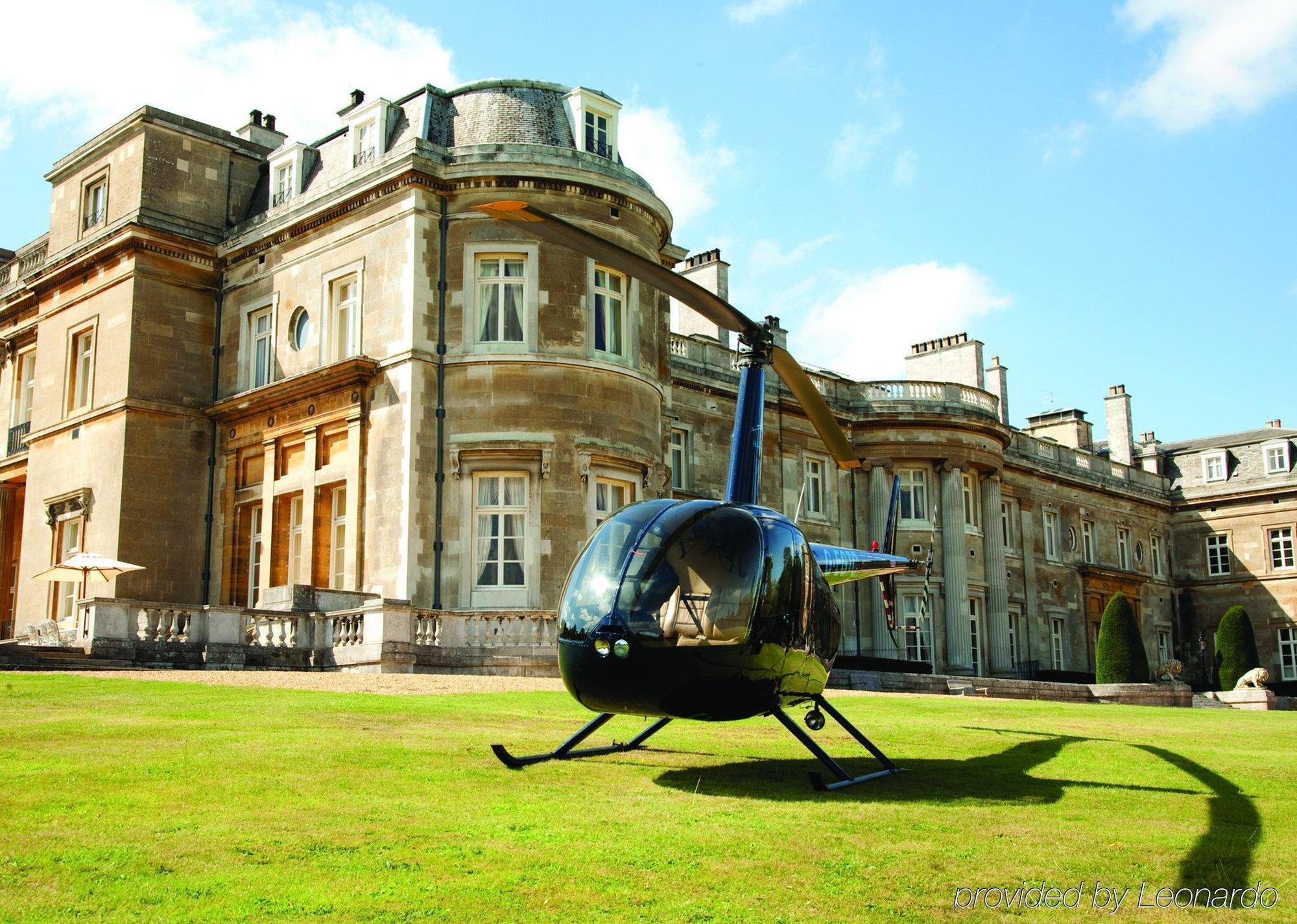 Luton Hoo Hotel, Golf And Spa Luton (Bedfordshire) Facilidades foto The helicopter landing at the hotel