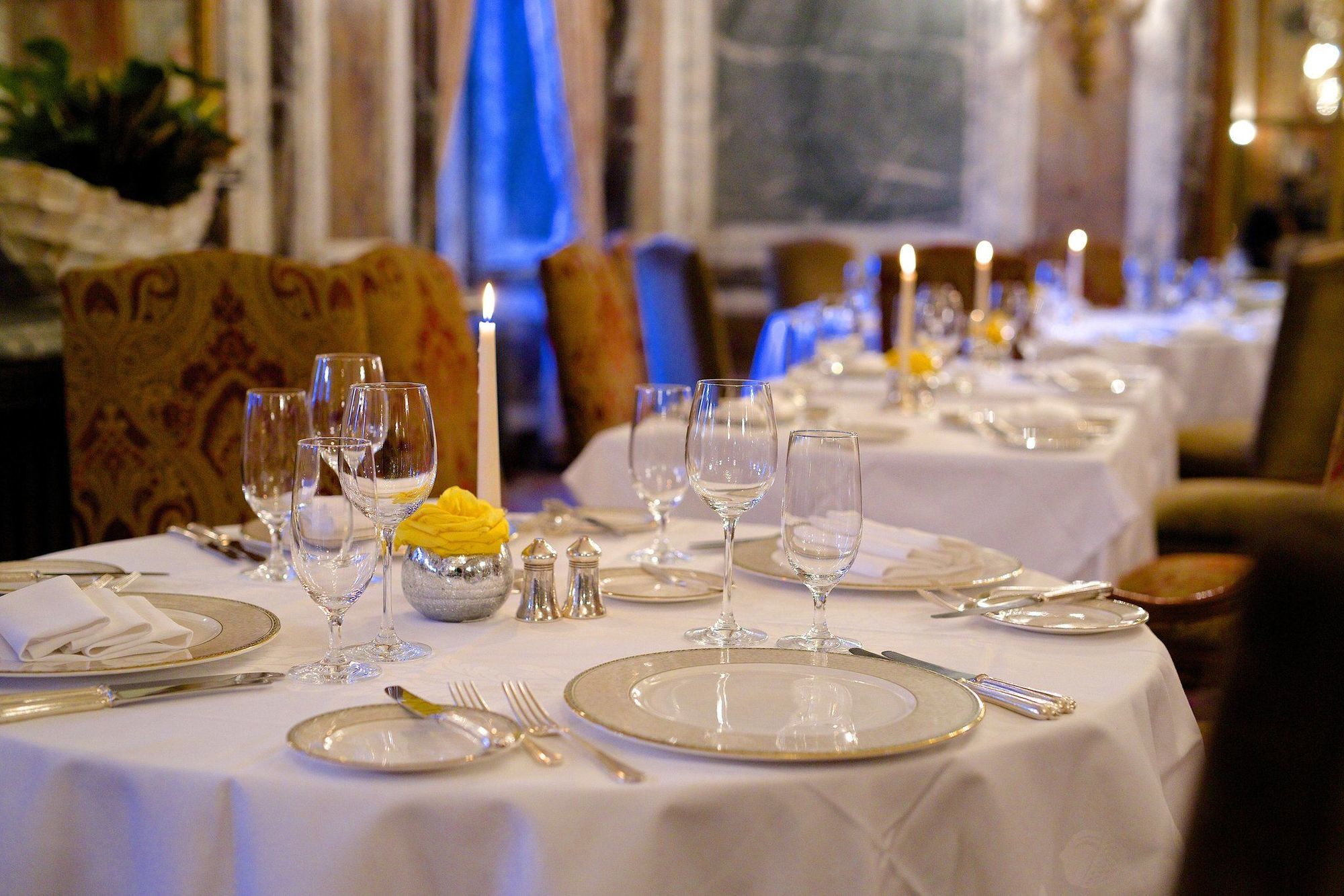 Luton Hoo Hotel, Golf And Spa Luton (Bedfordshire) Restaurante foto A table set for fine dining