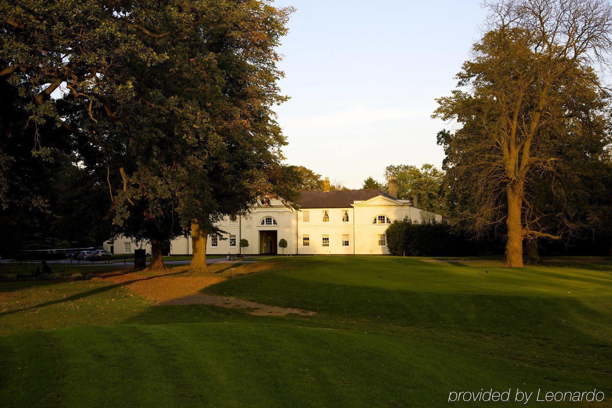 Luton Hoo Hotel, Golf And Spa Luton (Bedfordshire) Exterior foto The former stable block at the rear of the house