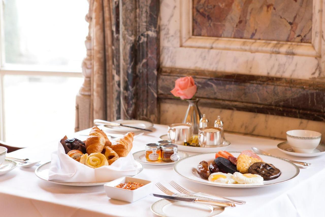 Luton Hoo Hotel, Golf And Spa Luton (Bedfordshire) Exterior foto Breakfast at the Ritz